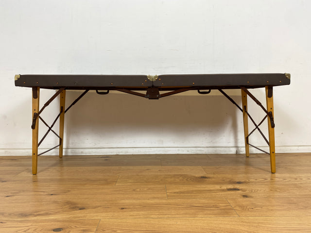 WMK Stilechte & sehr gut erhaltene mobile Mid-Century Massageliege in praktischen mit Kunstleder bezogenem Koffer # Kofferliege Klappliege Liege Tattoo Lederliege Massagebett Spa-Tisch Koffer Vintage