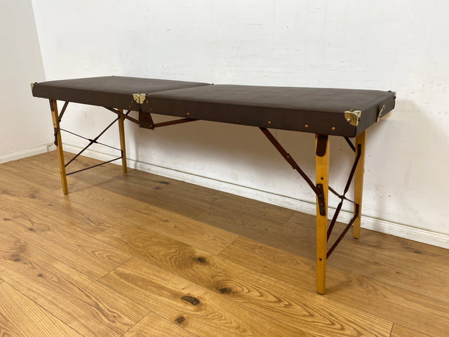 WMK Stilechte & sehr gut erhaltene mobile Mid-Century Massageliege in praktischen mit Kunstleder bezogenem Koffer # Kofferliege Klappliege Liege Tattoo Lederliege Massagebett Spa-Tisch Koffer Vintage
