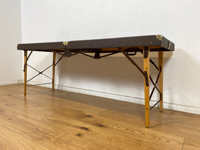 WMK Stilechte & sehr gut erhaltene mobile Mid-Century Massageliege in praktischen mit Kunstleder bezogenem Koffer # Kofferliege Klappliege Liege Tattoo Lederliege Massagebett Spa-Tisch Koffer Vintage