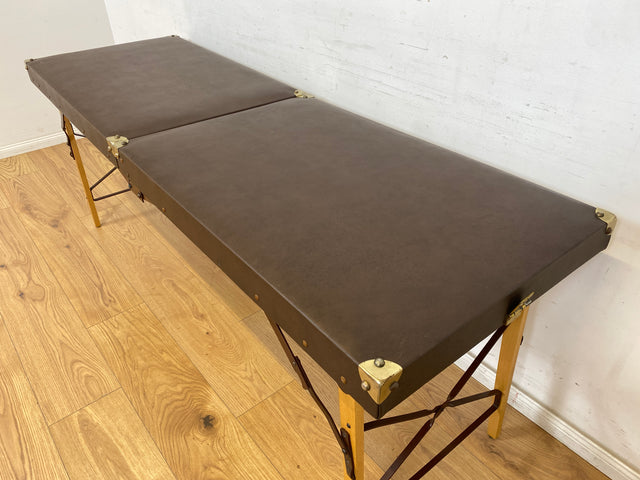 WMK Stilechte & sehr gut erhaltene mobile Mid-Century Massageliege in praktischen mit Kunstleder bezogenem Koffer # Kofferliege Klappliege Liege Tattoo Lederliege Massagebett Spa-Tisch Koffer Vintage