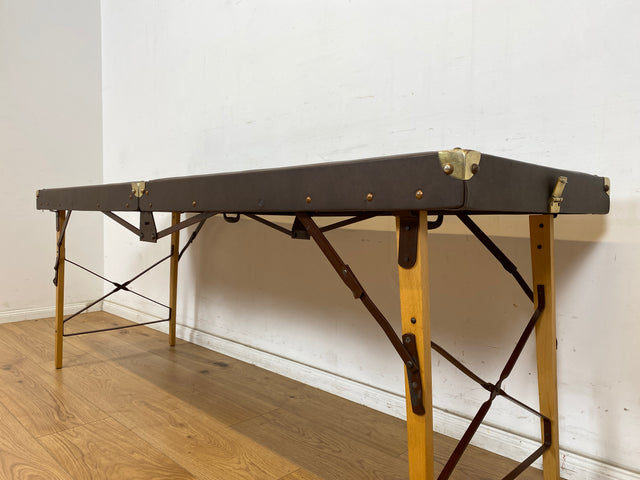 WMK Stilechte & sehr gut erhaltene mobile Mid-Century Massageliege in praktischen mit Kunstleder bezogenem Koffer # Kofferliege Klappliege Liege Tattoo Lederliege Massagebett Spa-Tisch Koffer Vintage