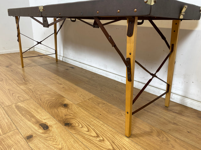 WMK Stilechte & sehr gut erhaltene mobile Mid-Century Massageliege in praktischen mit Kunstleder bezogenem Koffer # Kofferliege Klappliege Liege Tattoo Lederliege Massagebett Spa-Tisch Koffer Vintage
