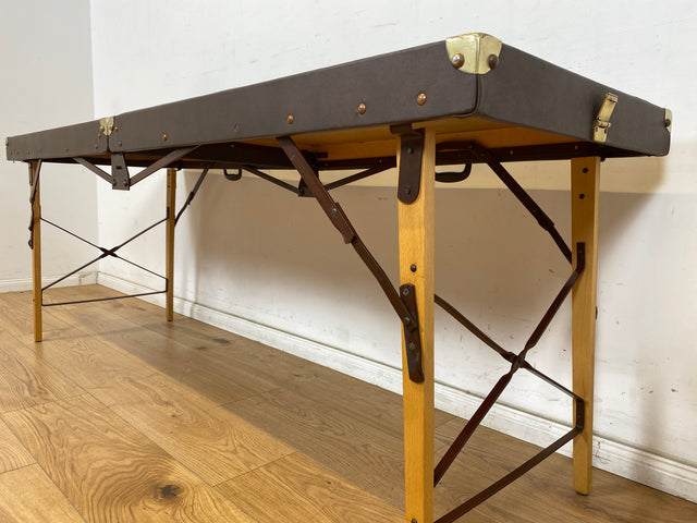 WMK Stilechte & sehr gut erhaltene mobile Mid-Century Massageliege in praktischen mit Kunstleder bezogenem Koffer # Kofferliege Klappliege Liege Tattoo Lederliege Massagebett Spa-Tisch Koffer Vintage