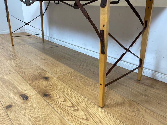 WMK Stilechte & sehr gut erhaltene mobile Mid-Century Massageliege in praktischen mit Kunstleder bezogenem Koffer # Kofferliege Klappliege Liege Tattoo Lederliege Massagebett Spa-Tisch Koffer Vintage