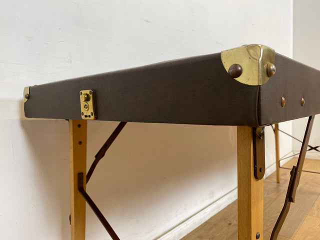 WMK Stilechte & sehr gut erhaltene mobile Mid-Century Massageliege in praktischen mit Kunstleder bezogenem Koffer # Kofferliege Klappliege Liege Tattoo Lederliege Massagebett Spa-Tisch Koffer Vintage