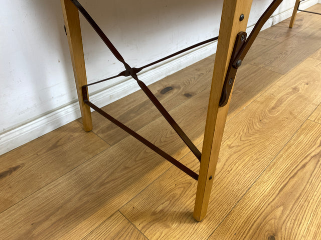 WMK Stilechte & sehr gut erhaltene mobile Mid-Century Massageliege in praktischen mit Kunstleder bezogenem Koffer # Kofferliege Klappliege Liege Tattoo Lederliege Massagebett Spa-Tisch Koffer Vintage
