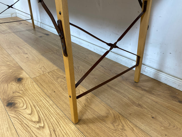 WMK Stilechte & sehr gut erhaltene mobile Mid-Century Massageliege in praktischen mit Kunstleder bezogenem Koffer # Kofferliege Klappliege Liege Tattoo Lederliege Massagebett Spa-Tisch Koffer Vintage