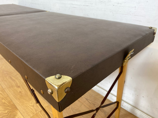 WMK Stilechte & sehr gut erhaltene mobile Mid-Century Massageliege in praktischen mit Kunstleder bezogenem Koffer # Kofferliege Klappliege Liege Tattoo Lederliege Massagebett Spa-Tisch Koffer Vintage