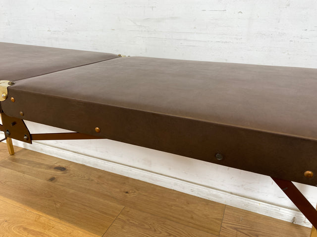 WMK Stilechte & sehr gut erhaltene mobile Mid-Century Massageliege in praktischen mit Kunstleder bezogenem Koffer # Kofferliege Klappliege Liege Tattoo Lederliege Massagebett Spa-Tisch Koffer Vintage