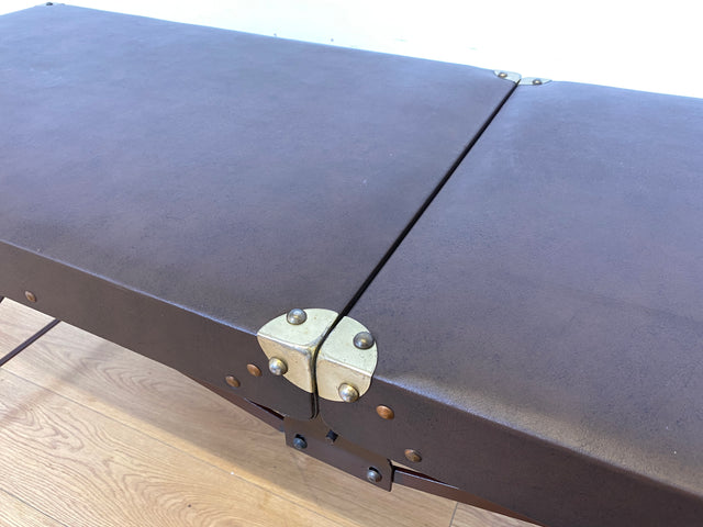 WMK Stilechte & sehr gut erhaltene mobile Mid-Century Massageliege in praktischen mit Kunstleder bezogenem Koffer # Kofferliege Klappliege Liege Tattoo Lederliege Massagebett Spa-Tisch Koffer Vintage