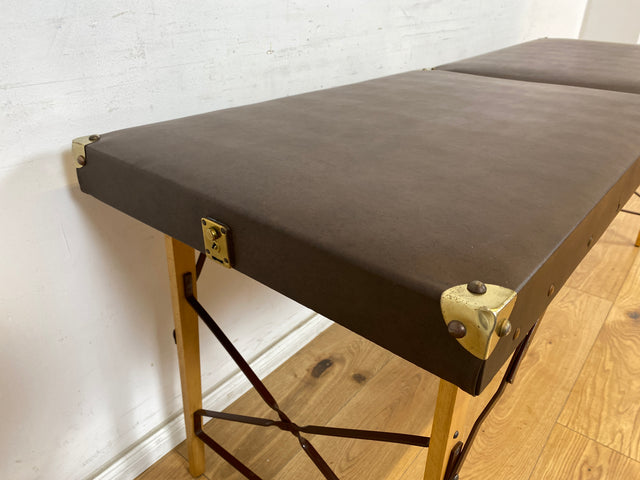 WMK Stilechte & sehr gut erhaltene mobile Mid-Century Massageliege in praktischen mit Kunstleder bezogenem Koffer # Kofferliege Klappliege Liege Tattoo Lederliege Massagebett Spa-Tisch Koffer Vintage