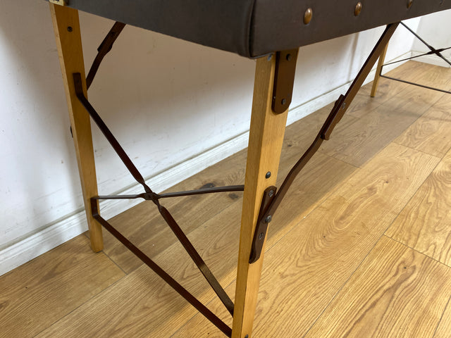 WMK Stilechte & sehr gut erhaltene mobile Mid-Century Massageliege in praktischen mit Kunstleder bezogenem Koffer # Kofferliege Klappliege Liege Tattoo Lederliege Massagebett Spa-Tisch Koffer Vintage