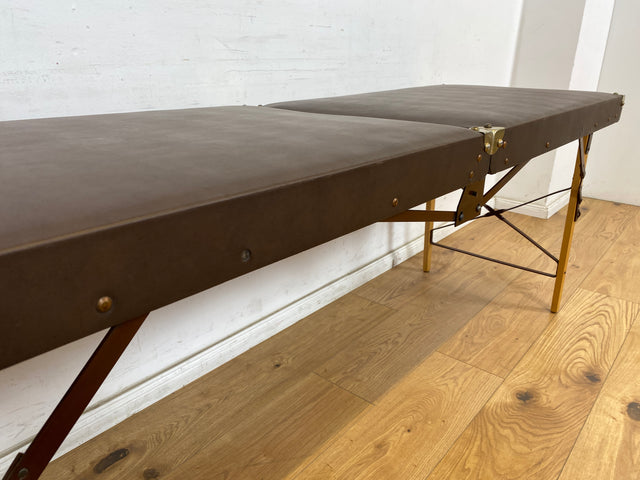 WMK Stilechte & sehr gut erhaltene mobile Mid-Century Massageliege in praktischen mit Kunstleder bezogenem Koffer # Kofferliege Klappliege Liege Tattoo Lederliege Massagebett Spa-Tisch Koffer Vintage