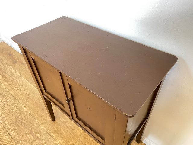 WMK # Hübsche kleine 1930er Jahre Art Deco Kommode aus vollem Holz mir großem Fach, original Messinggriffen und braun angestrichen # Kommödchen Schränkchen Flurkommode Beistelltisch Garderobe Vintage