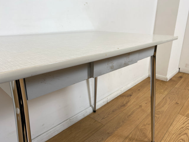 WMK # Schöner kleiner Space Age Küchentisch mit pflegeleichter weißer Resopal Tischplatte, Schublade und verchromten Tischfüßen I Tisch Esstisch Schreibtisch Retro Vintage 70er Berlin Leipzig Dortmund