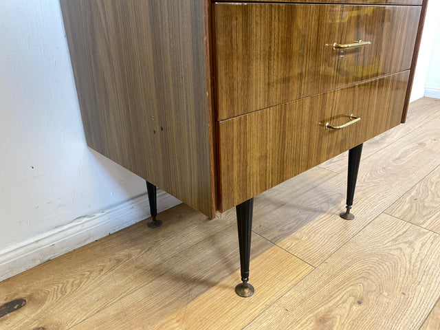 WMK I Hübsche kleine dunkle 70er Jahre DDR Kommode mit Schubladen , formschönen Messinggriffen & Metallfüßen I Schränkchen Tisch Nacht Wäsche Flur Beistell Bad Retro Vintage VEB Berlin Hamburg Bochum