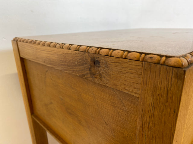 WMK I Sehr hübsche kleine nordische Mid-Century Kommode aus Eichenholz , handverziert, mit Schubladen & Ablage I Flurkommode Beistelltisch Telefontisch Nähtisch Nähkommode Schminktisch Vintage Berlin