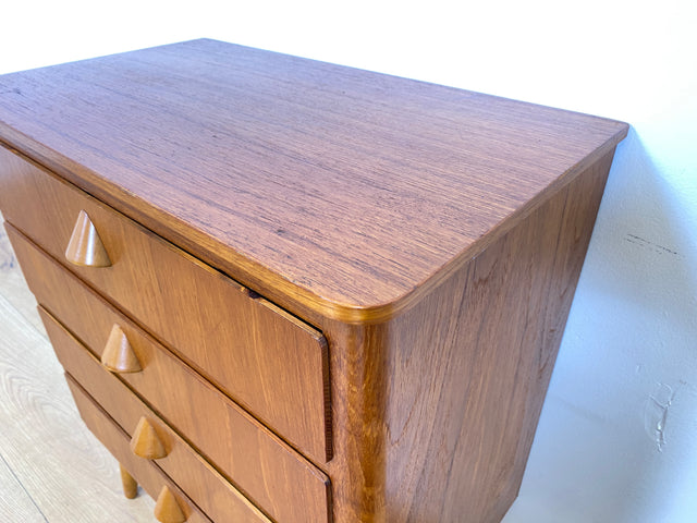 WMK I Formschöne kleine skandinavische Mid-Century Kommode aus vollem Holz in Teak mit Schubladen # Schrank Nachtisch Schubladen Wäsche Flur 50er 60er Vintage Danish Design Teakholz Berlin Bochum Köln
