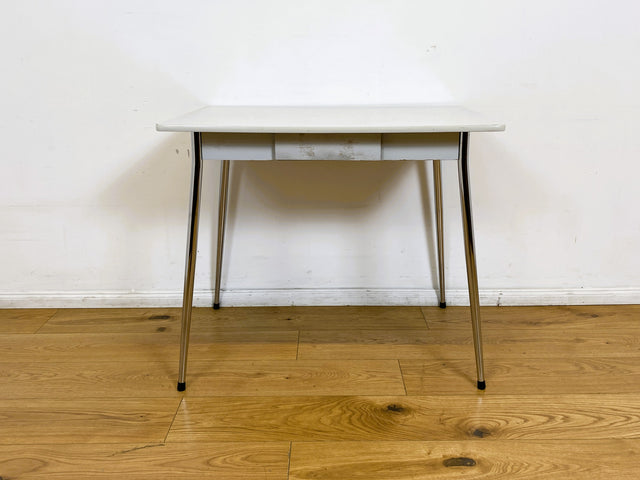 WMK # Schöner kleiner Space Age Küchentisch mit pflegeleichter weißer Resopal Tischplatte, Schublade und verchromten Tischfüßen I Tisch Esstisch Schreibtisch Retro Vintage 70er Berlin Leipzig Dortmund