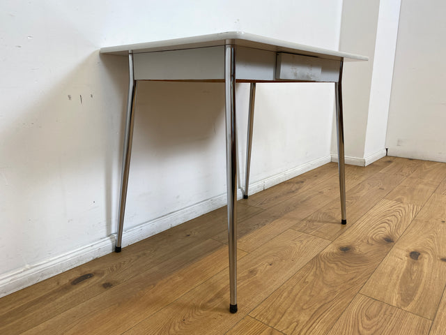 WMK # Schöner kleiner Space Age Küchentisch mit pflegeleichter weißer Resopal Tischplatte, Schublade und verchromten Tischfüßen I Tisch Esstisch Schreibtisch Retro Vintage 70er Berlin Leipzig Dortmund