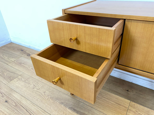 WMK I Stilvolle kleine helle Mid-Century Kommode aus 1966 in Birnbaum mit Schubladen I Lowboard Sideboard Wäschekommode Beistelltisch Nachttisch TV Bank VEB DDR Vintage Retro 60er Berlin Leipzig Köln