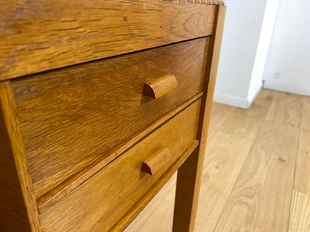 WMK I Sehr hübsche kleine nordische Mid-Century Kommode aus Eichenholz , handverziert, mit Schubladen & Ablage I Flurkommode Beistelltisch Telefontisch Nähtisch Nähkommode Schminktisch Vintage Berlin