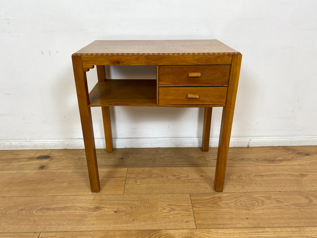 WMK I Sehr hübsche kleine nordische Mid-Century Kommode aus Eichenholz , handverziert, mit Schubladen & Ablage I Flurkommode Beistelltisch Telefontisch Nähtisch Nähkommode Schminktisch Vintage Berlin