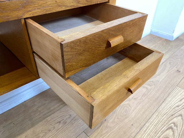 WMK I Sehr hübsche kleine nordische Mid-Century Kommode aus Eichenholz , handverziert, mit Schubladen & Ablage I Flurkommode Beistelltisch Telefontisch Nähtisch Nähkommode Schminktisch Vintage Berlin