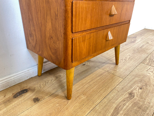 WMK I Formschöne kleine skandinavische Mid-Century Kommode aus vollem Holz in Teak mit Schubladen # Schrank Nachtisch Schubladen Wäsche Flur 50er 60er Vintage Danish Design Teakholz Berlin Bochum Köln