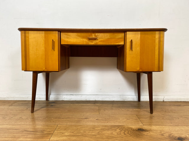 WMK I Formschöner kleiner Mid-Century Schreibtisch Modell Dominia von VEB Heidenau I Desk Frisierkommode Computertisch Kinderschreibtisch Schminktisch Sekretär Rockabilly Vintage 60er Berlin Jena Bonn