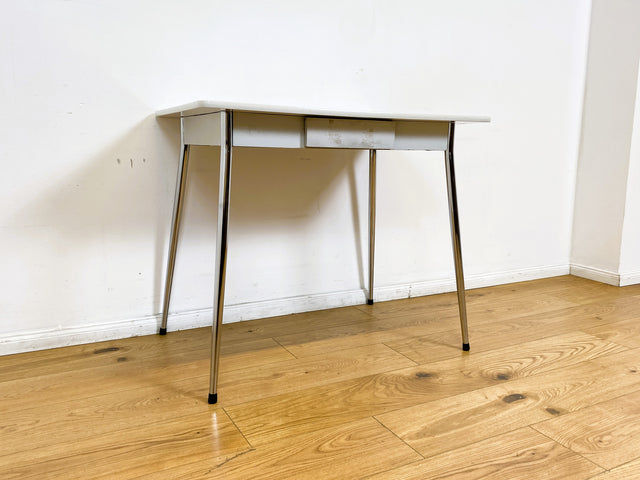 WMK # Schöner kleiner Space Age Küchentisch mit pflegeleichter weißer Resopal Tischplatte, Schublade und verchromten Tischfüßen I Tisch Esstisch Schreibtisch Retro Vintage 70er Berlin Leipzig Dortmund