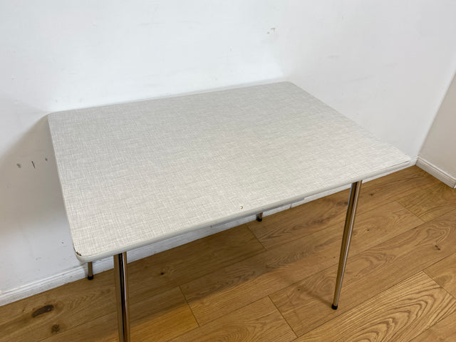 WMK # Schöner kleiner Space Age Küchentisch mit pflegeleichter weißer Resopal Tischplatte, Schublade und verchromten Tischfüßen I Tisch Esstisch Schreibtisch Retro Vintage 70er Berlin Leipzig Dortmund