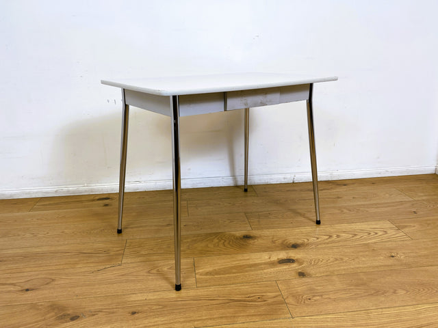 WMK # Schöner kleiner Space Age Küchentisch mit pflegeleichter weißer Resopal Tischplatte, Schublade und verchromten Tischfüßen I Tisch Esstisch Schreibtisch Retro Vintage 70er Berlin Leipzig Dortmund