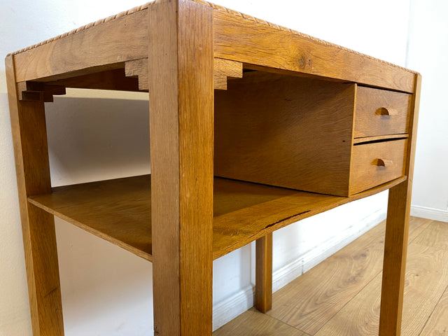 WMK I Sehr hübsche kleine nordische Mid-Century Kommode aus Eichenholz , handverziert, mit Schubladen & Ablage I Flurkommode Beistelltisch Telefontisch Nähtisch Nähkommode Schminktisch Vintage Berlin