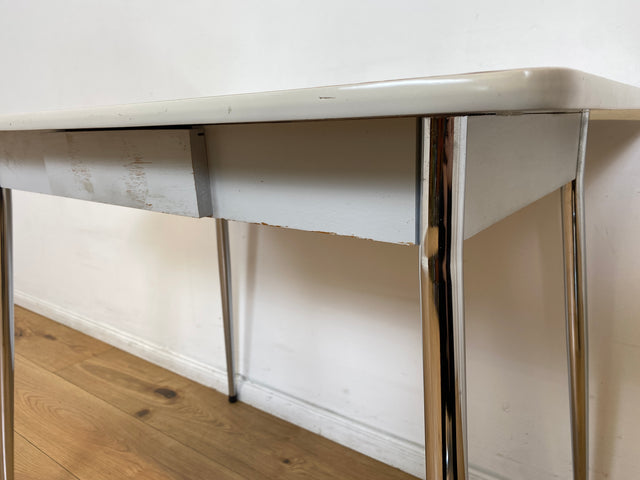 WMK # Schöner kleiner Space Age Küchentisch mit pflegeleichter weißer Resopal Tischplatte, Schublade und verchromten Tischfüßen I Tisch Esstisch Schreibtisch Retro Vintage 70er Berlin Leipzig Dortmund