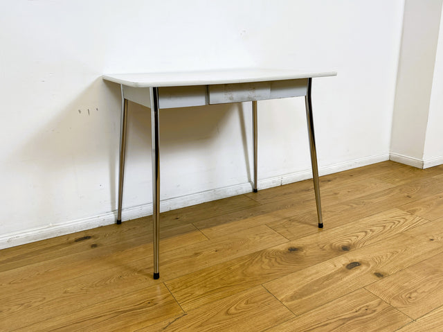 WMK # Schöner kleiner Space Age Küchentisch mit pflegeleichter weißer Resopal Tischplatte, Schublade und verchromten Tischfüßen I Tisch Esstisch Schreibtisch Retro Vintage 70er Berlin Leipzig Dortmund