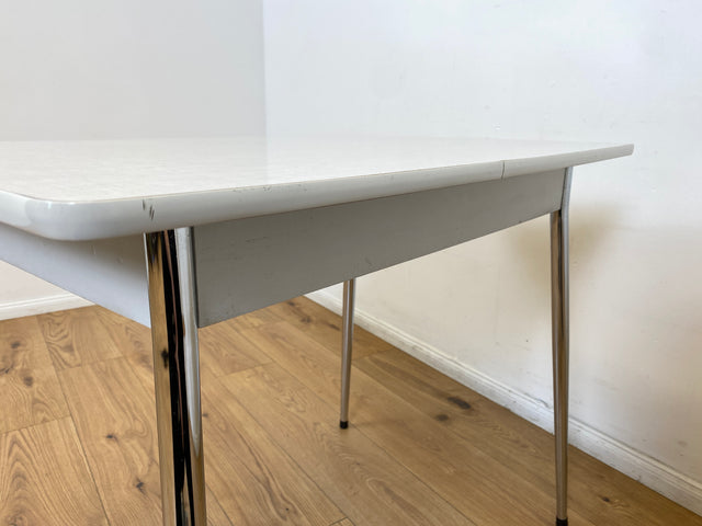 WMK # Schöner kleiner Space Age Küchentisch mit pflegeleichter weißer Resopal Tischplatte, Schublade und verchromten Tischfüßen I Tisch Esstisch Schreibtisch Retro Vintage 70er Berlin Leipzig Dortmund