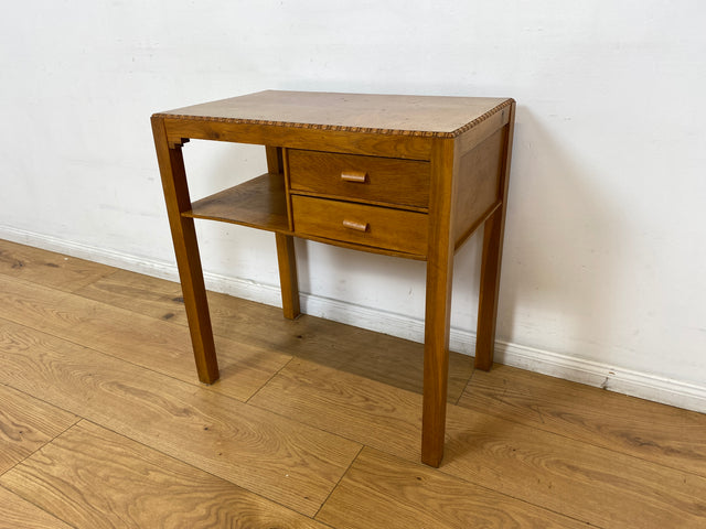 WMK I Sehr hübsche kleine nordische Mid-Century Kommode aus Eichenholz , handverziert, mit Schubladen & Ablage I Flurkommode Beistelltisch Telefontisch Nähtisch Nähkommode Schminktisch Vintage Berlin