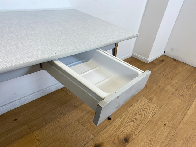 WMK # Schöner kleiner Space Age Küchentisch mit pflegeleichter weißer Resopal Tischplatte, Schublade und verchromten Tischfüßen I Tisch Esstisch Schreibtisch Retro Vintage 70er Berlin Leipzig Dortmund