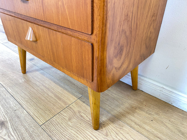 WMK I Formschöne kleine skandinavische Mid-Century Kommode aus vollem Holz in Teak mit Schubladen # Schrank Nachtisch Schubladen Wäsche Flur 50er 60er Vintage Danish Design Teakholz Berlin Bochum Köln