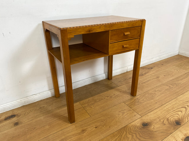 WMK I Sehr hübsche kleine nordische Mid-Century Kommode aus Eichenholz , handverziert, mit Schubladen & Ablage I Flurkommode Beistelltisch Telefontisch Nähtisch Nähkommode Schminktisch Vintage Berlin