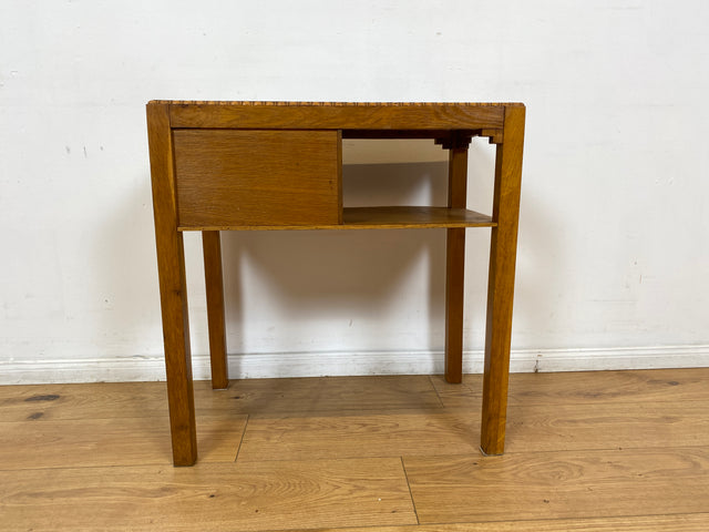 WMK I Sehr hübsche kleine nordische Mid-Century Kommode aus Eichenholz , handverziert, mit Schubladen & Ablage I Flurkommode Beistelltisch Telefontisch Nähtisch Nähkommode Schminktisch Vintage Berlin