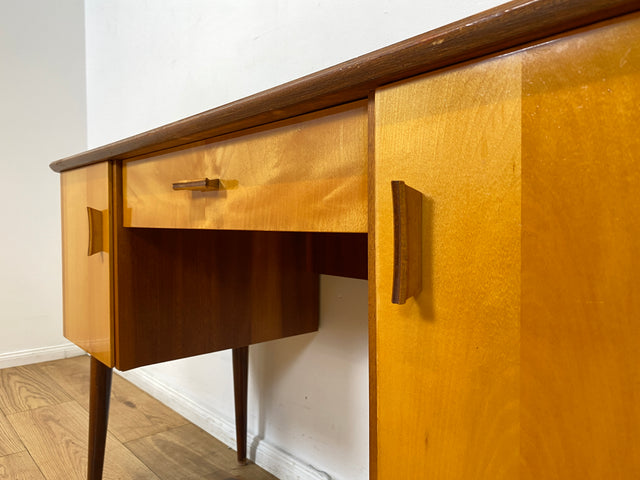 WMK I Formschöner kleiner Mid-Century Schreibtisch Modell Dominia von VEB Heidenau I Desk Frisierkommode Computertisch Kinderschreibtisch Schminktisch Sekretär Rockabilly Vintage 60er Berlin Jena Bonn