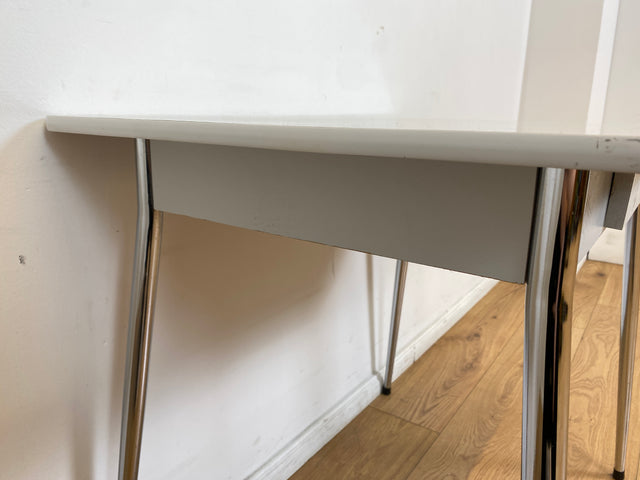 WMK # Schöner kleiner Space Age Küchentisch mit pflegeleichter weißer Resopal Tischplatte, Schublade und verchromten Tischfüßen I Tisch Esstisch Schreibtisch Retro Vintage 70er Berlin Leipzig Dortmund