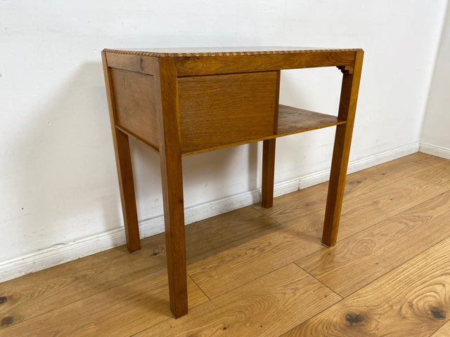 WMK I Sehr hübsche kleine nordische Mid-Century Kommode aus Eichenholz , handverziert, mit Schubladen & Ablage I Flurkommode Beistelltisch Telefontisch Nähtisch Nähkommode Schminktisch Vintage Berlin