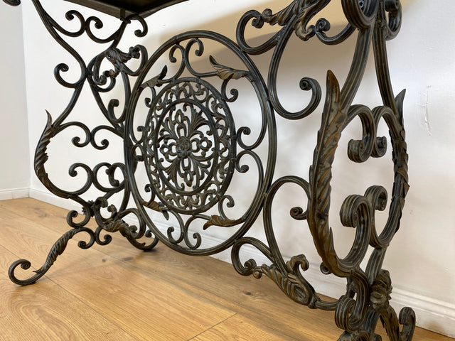 WMK # Eleganter und gut erhaltener Konsolentisch aus formschöner Holztischplatte auf kunstvollem antikem Metallgestell # Konsole Metallkonsole Ablage Tisch Beistelltisch Flurkommode Gusseisen Vintage