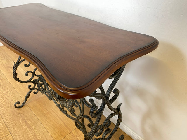 WMK # Eleganter und gut erhaltener Konsolentisch aus formschöner Holztischplatte auf kunstvollem antikem Metallgestell # Konsole Metallkonsole Ablage Tisch Beistelltisch Flurkommode Gusseisen Vintage