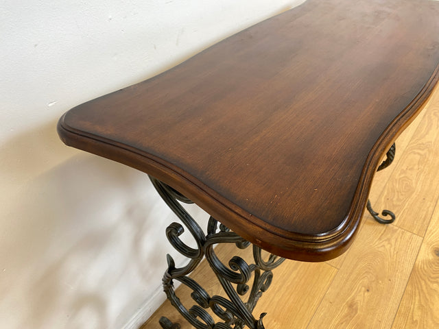 WMK # Eleganter und gut erhaltener Konsolentisch aus formschöner Holztischplatte auf kunstvollem antikem Metallgestell # Konsole Metallkonsole Ablage Tisch Beistelltisch Flurkommode Gusseisen Vintage