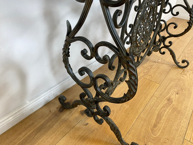 WMK # Eleganter und gut erhaltener Konsolentisch aus formschöner Holztischplatte auf kunstvollem antikem Metallgestell # Konsole Metallkonsole Ablage Tisch Beistelltisch Flurkommode Gusseisen Vintage
