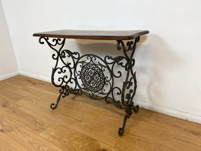 WMK # Eleganter und gut erhaltener Konsolentisch aus formschöner Holztischplatte auf kunstvollem antikem Metallgestell # Konsole Metallkonsole Ablage Tisch Beistelltisch Flurkommode Gusseisen Vintage